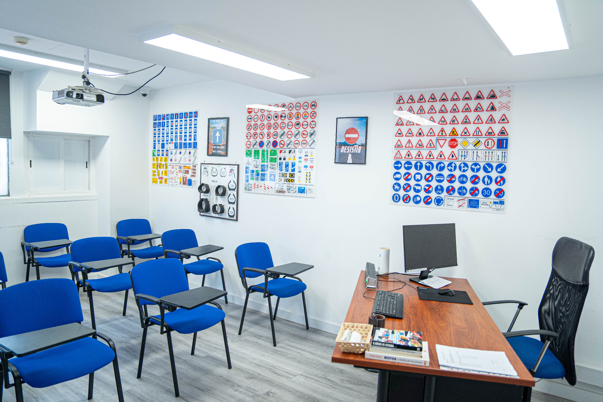 Sala de aulas de código com painéis de sinais de trânsito