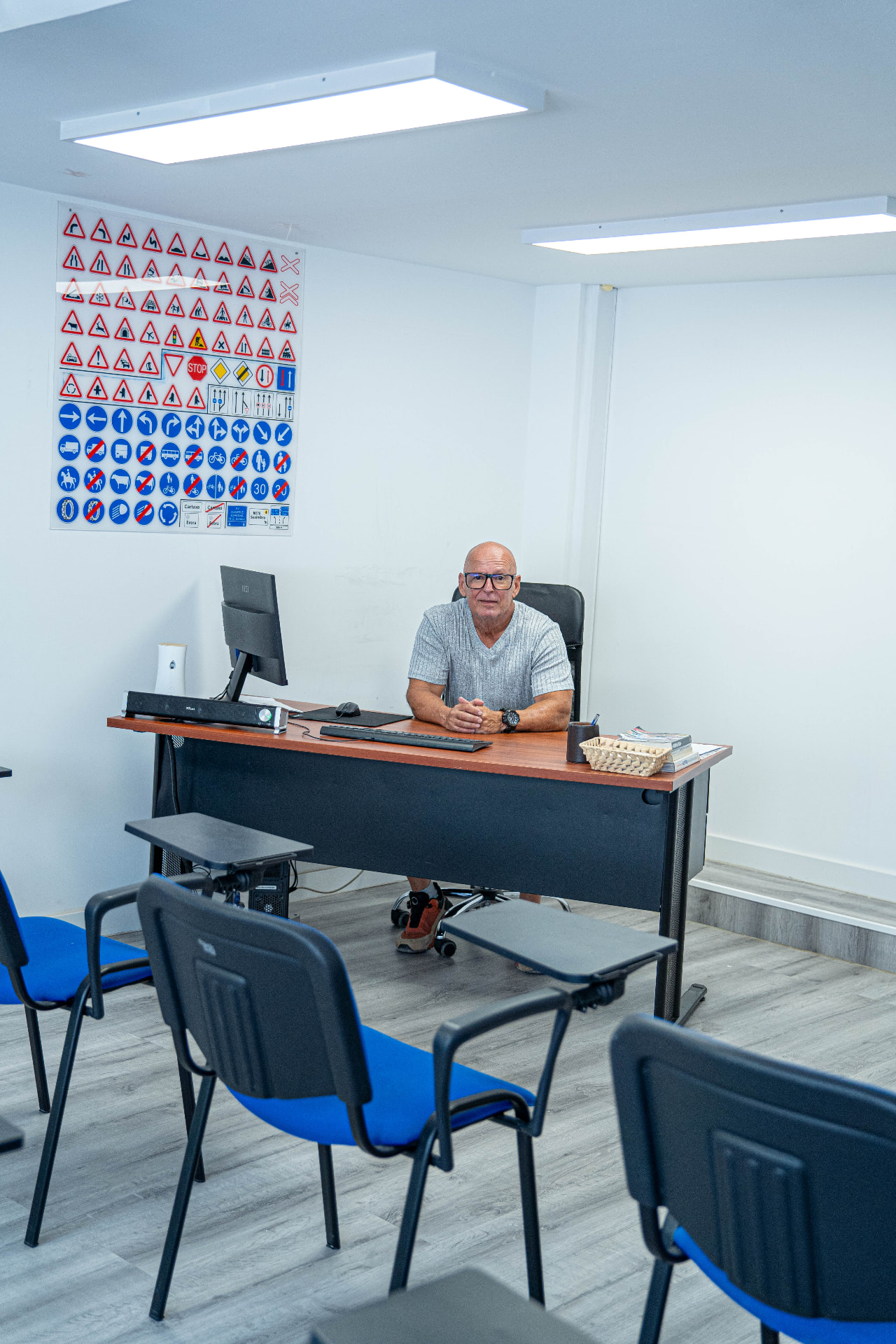 Instrutor na sala de código da Escola Ouriquense