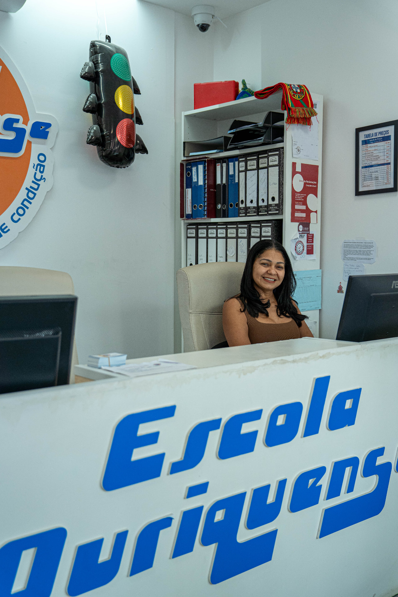 Rececionista na secretaria da Escola de Condução Ouriquense